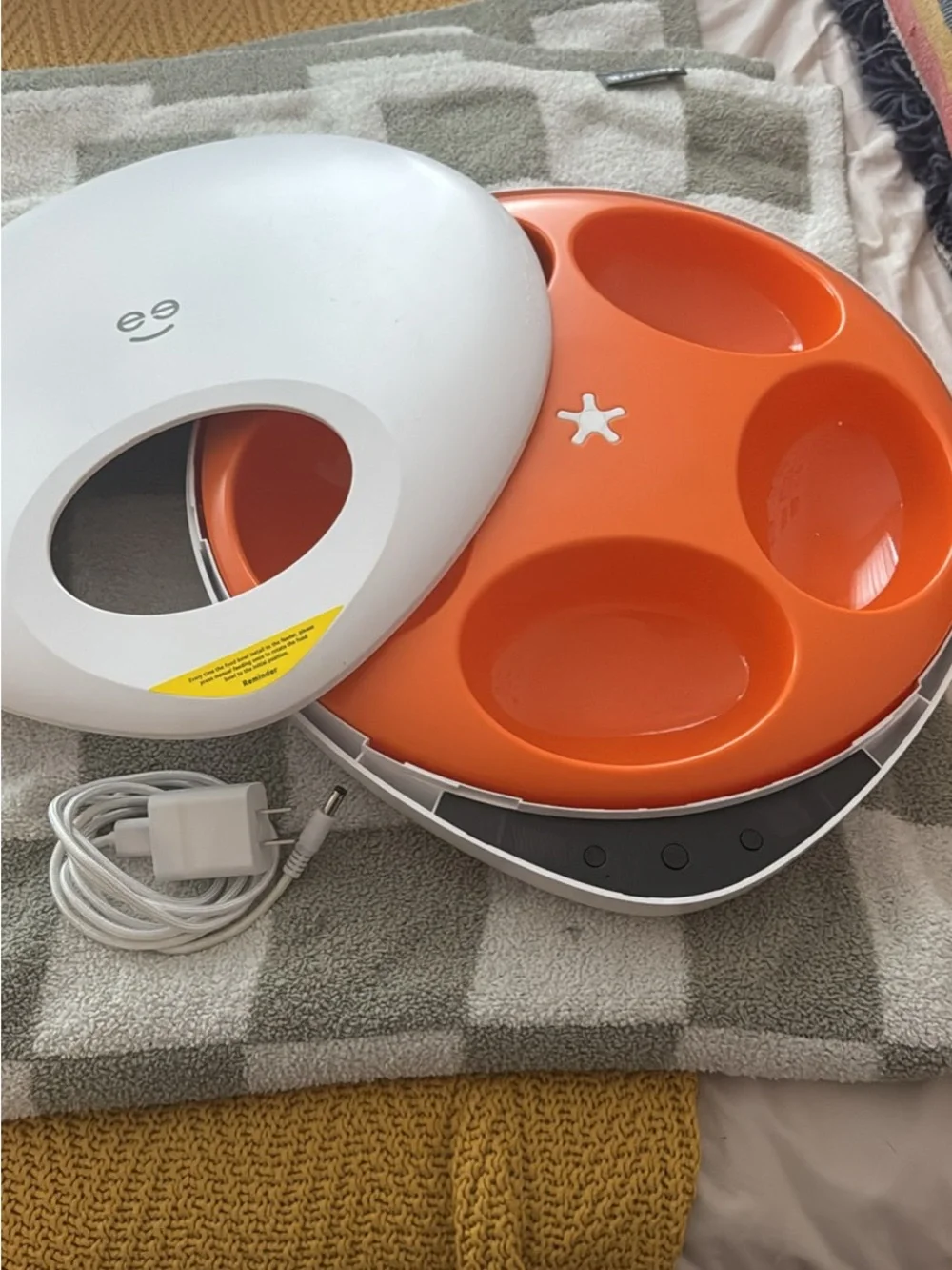 White and Orange Wet Food Cat Feeder
